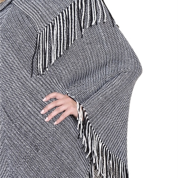 Poncho with fringe - Picture 2 of 3